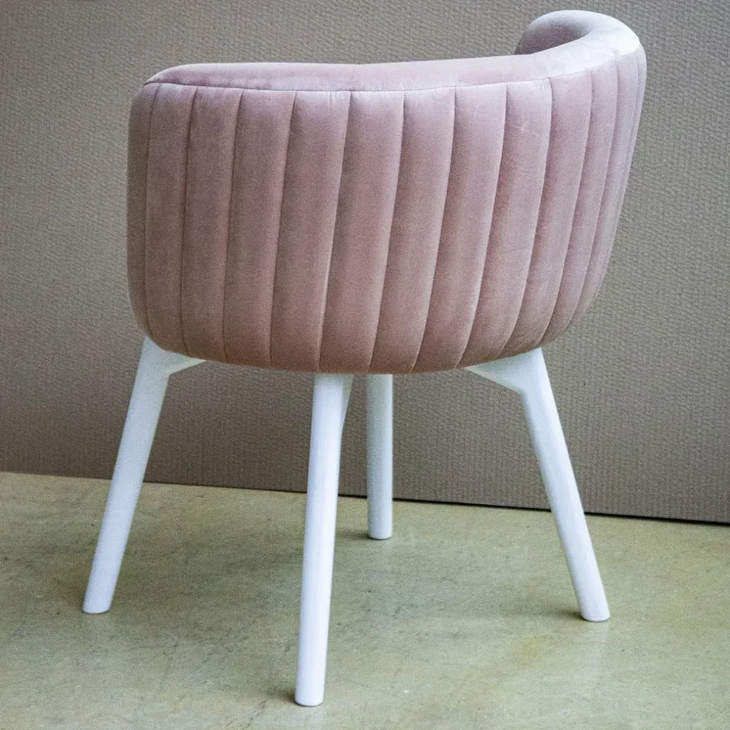 Кресло Сван с декоративной спинкой Мягкое кресло с декоративной спинкой