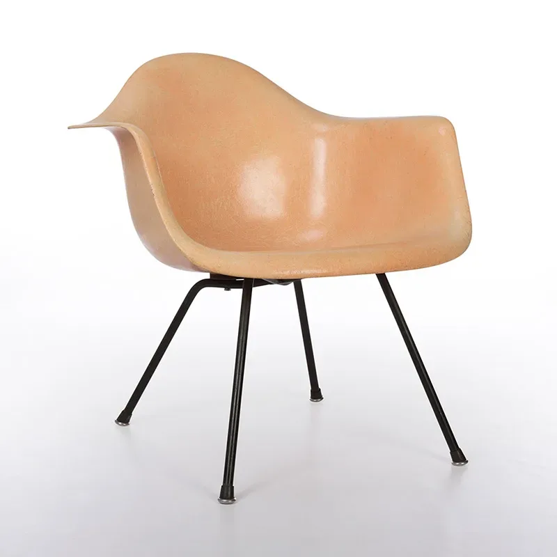 Американские дизайнеры Чарльз и Рэй Имз Стул Eames Lounge Chairдизайнеров Чарльза и Рэй Имз