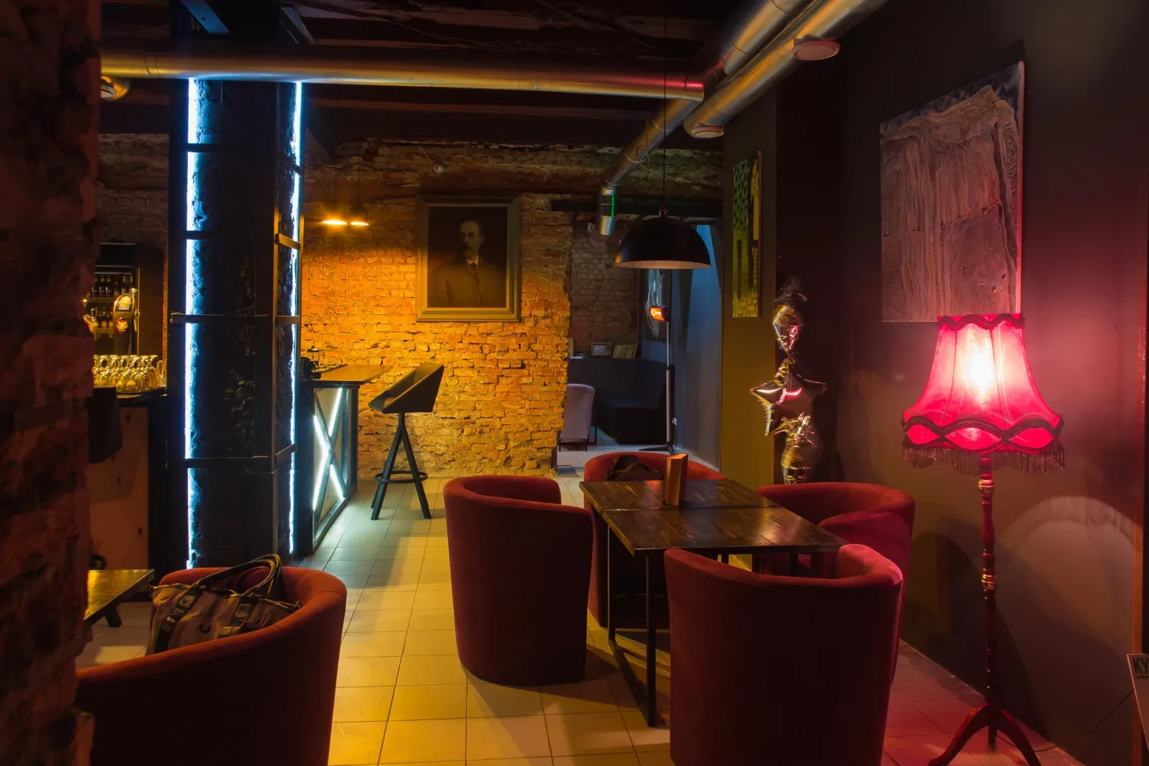 Уютное кафе: Искусство создания комфортной обстановки с помощью мебели и освещения Искусство создания комфортной обстановки в кафе